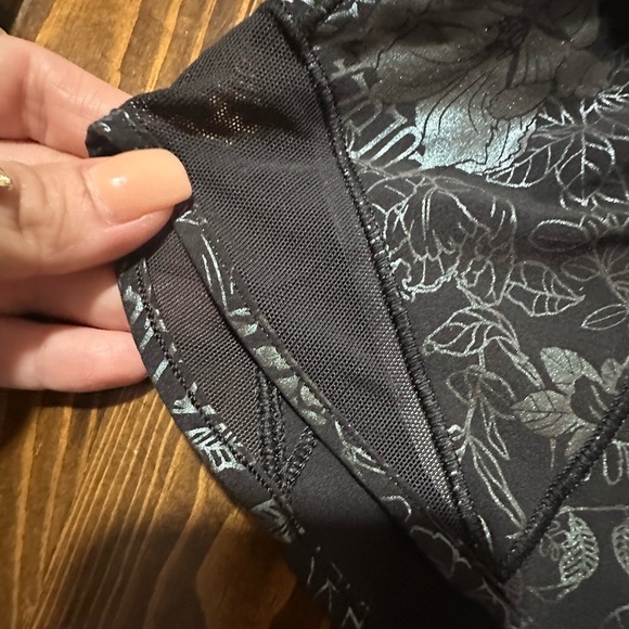 Lululemon Hotty Hot Low-Rise Lined Short 4"
Flourish Black Iridescent Foil Sz 2 - Picture 4 of 7